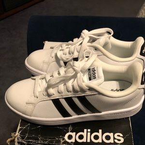 Women’s size 8 adidas Cloudfoam sneakers